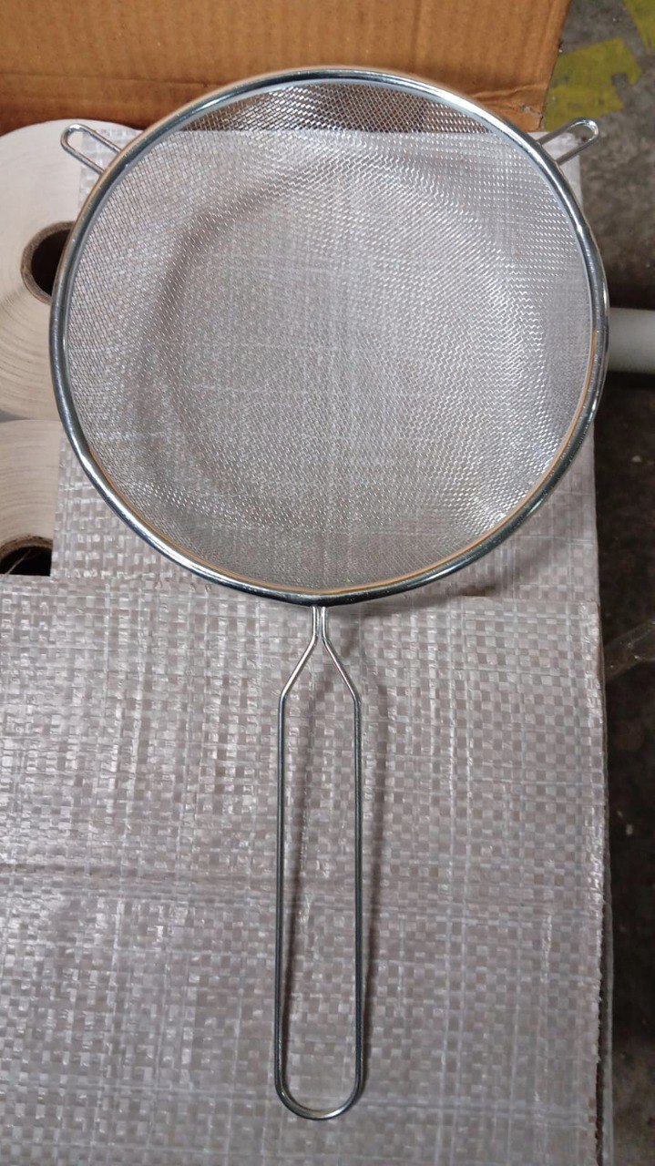 10099 Big Mesh Strainer With Handle