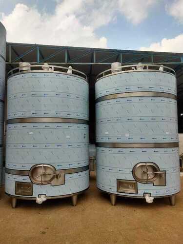 STAINLESS STEEL MILK STORAGE TANK