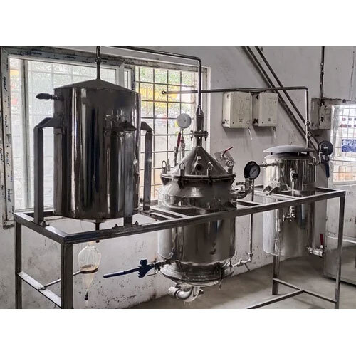 SMALL ESSENTIAL OIL DISTILLATION