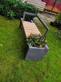 SETTING WITH PLANTER