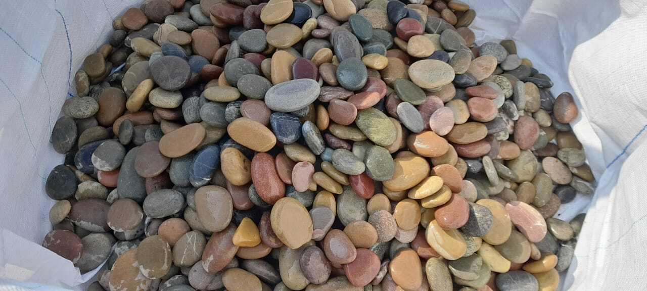 mix colored natural river pebble stones for aquarium decoration and landscaping