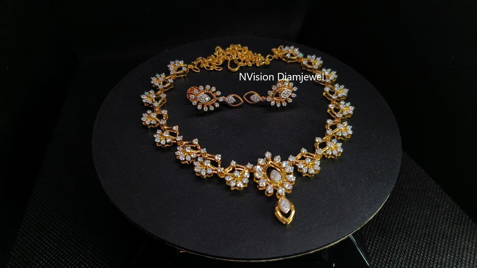 Natural Diamond South Indian Style Design Necklace - Diamond Carat Weight: 4.53 Carat