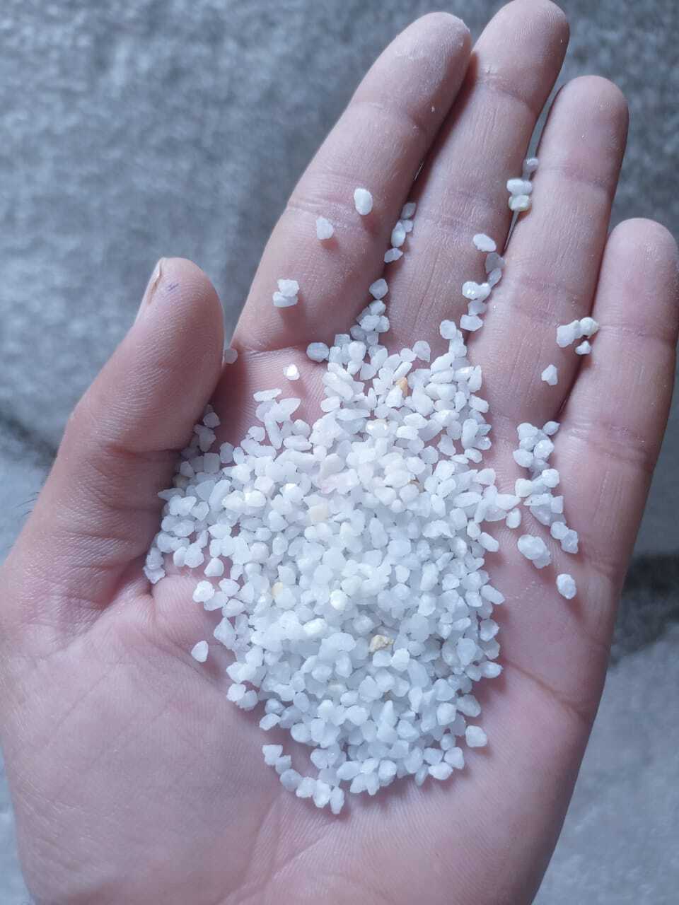 Natural Pure White Quartz Lumps crushed smaller chips for industrial application used