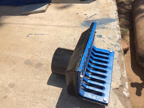 Parapet type roof drain