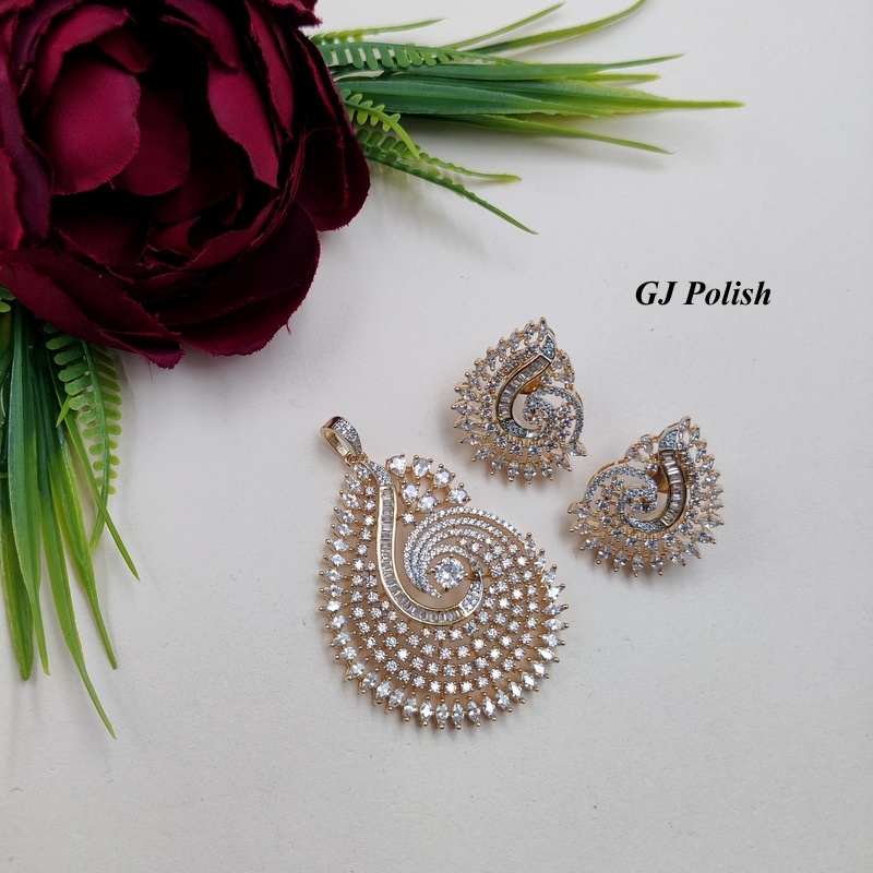 Fashionable Shimmering American Diamond Locket Set