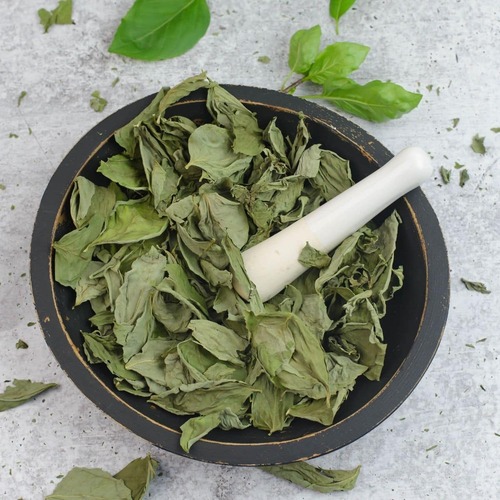 Dehydrated basil leaves