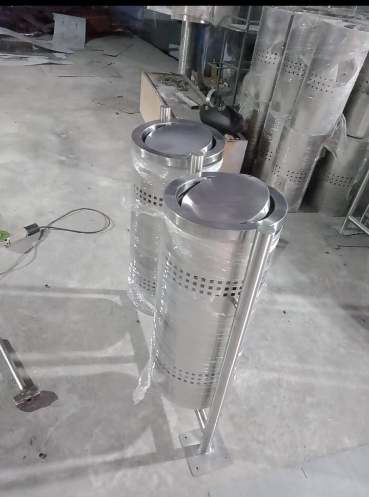 Stainless steel Pole Hanging/Dustbins with stand/outdoor dustbins