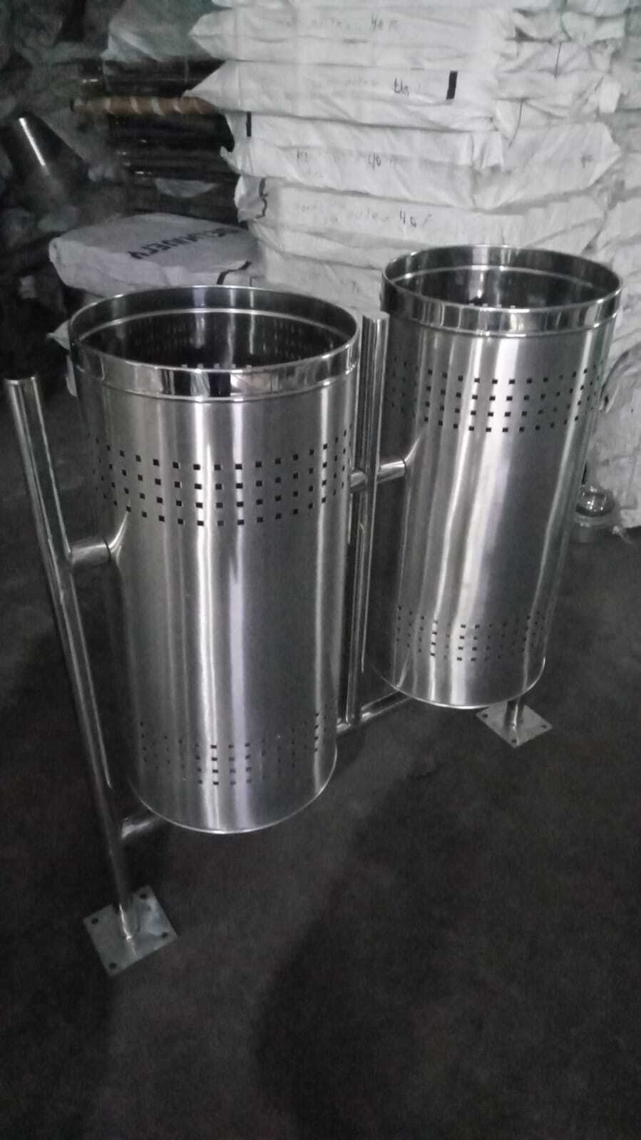 Stainless Steel Pole Hanging Dustbins /Dustbins With Stand/Outdoor Dustbins/with canopy