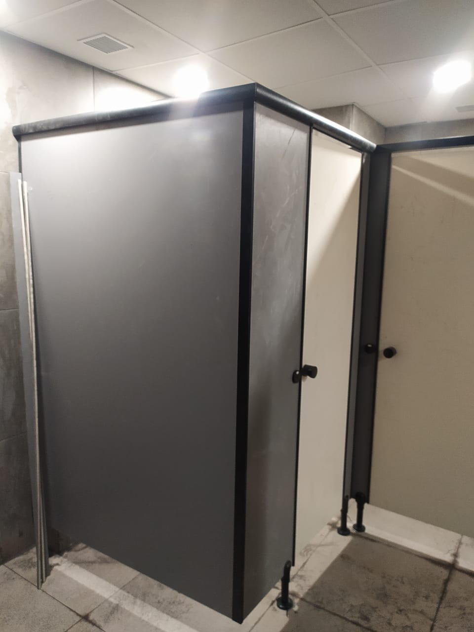 Aluminium Powder Coated Eco Dura Rest Room Toilet Cubicles