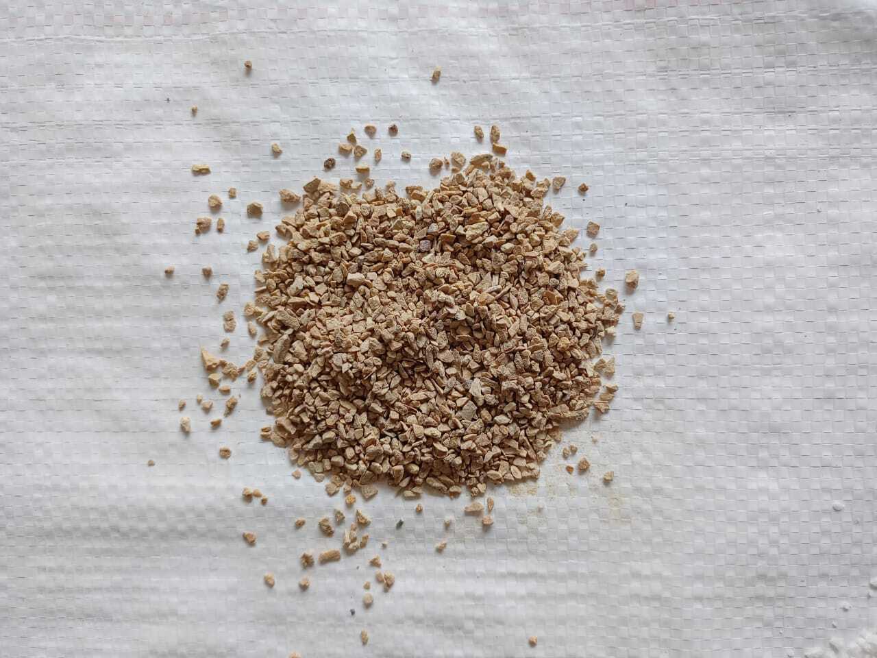 Ivory White Marble Crushed Chips Stone For Garden Decoration And Wall Cladding Size: 1mm To 3mm