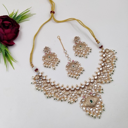 Delicated Stylish Kundan Necklace Set