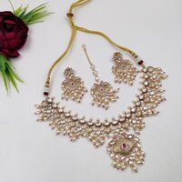 Delicated Stylish Kundan Necklace Set