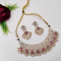 Delicated Shiny Stylish Kundan Necklace Set