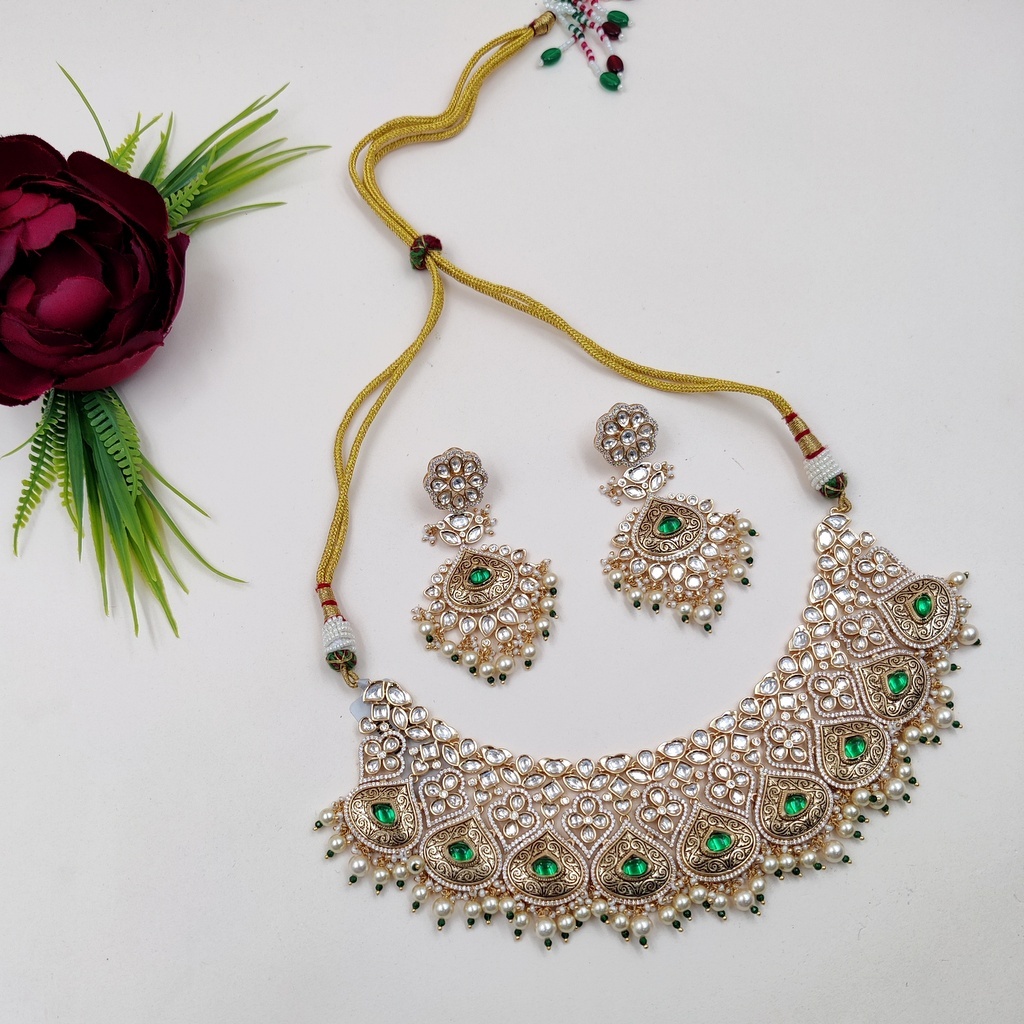 Delicated Shiny Stylish Kundan Necklace Set