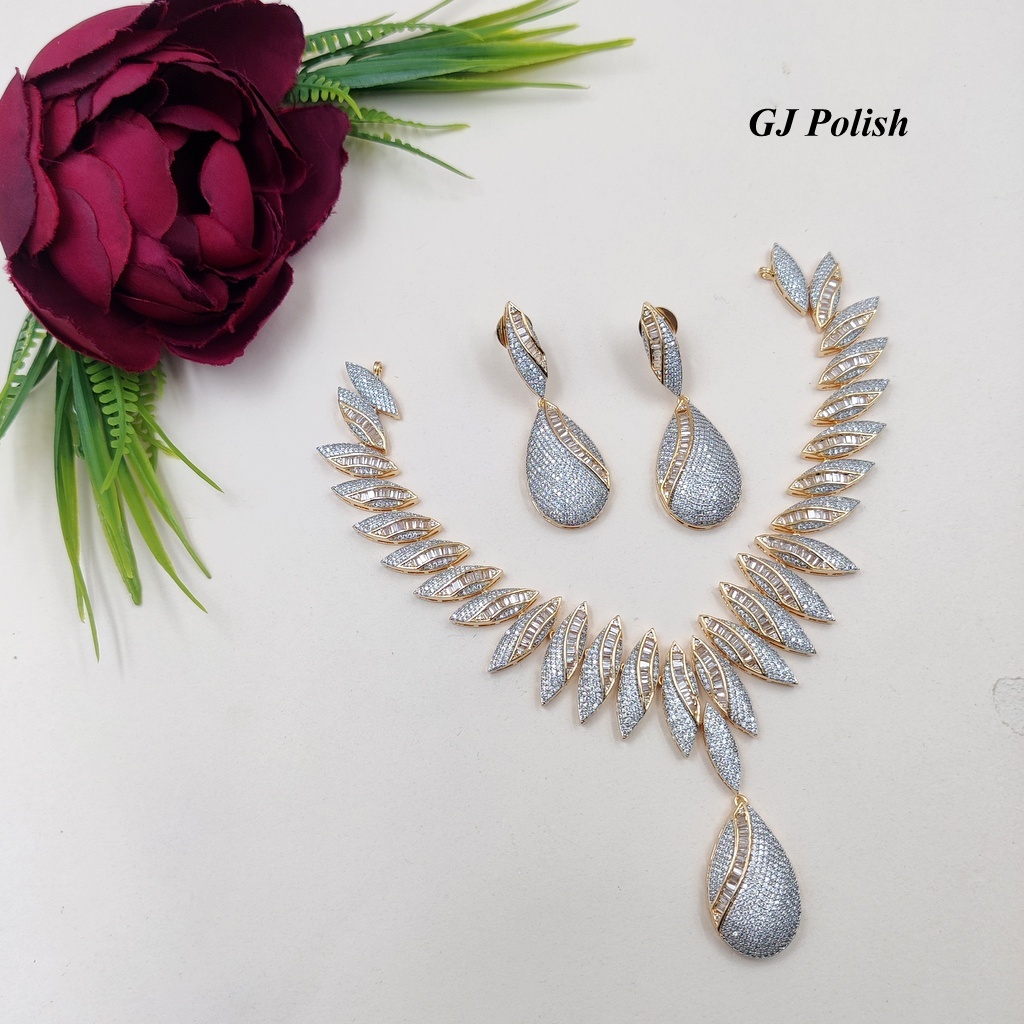 Unique Style American Diamond Necklace Set - Gender: Women