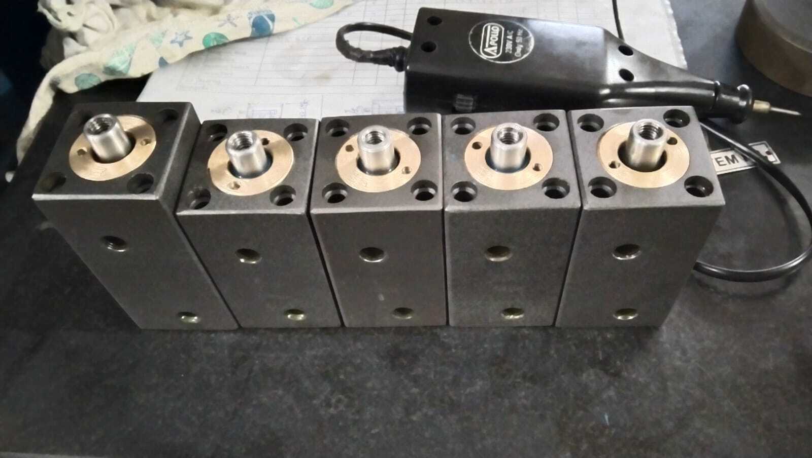 Customised Hydraulic Cylinder - Color: Blue