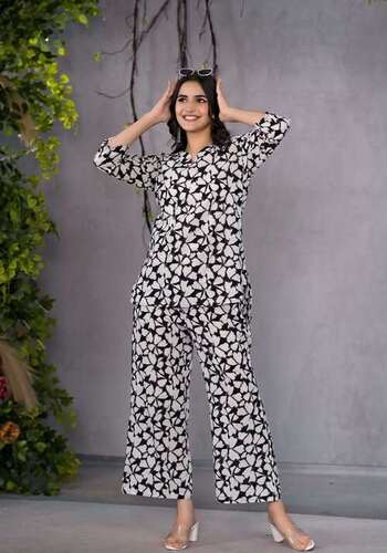 मोनोक्रोम काले और सफेद लाउंज वस्त्र