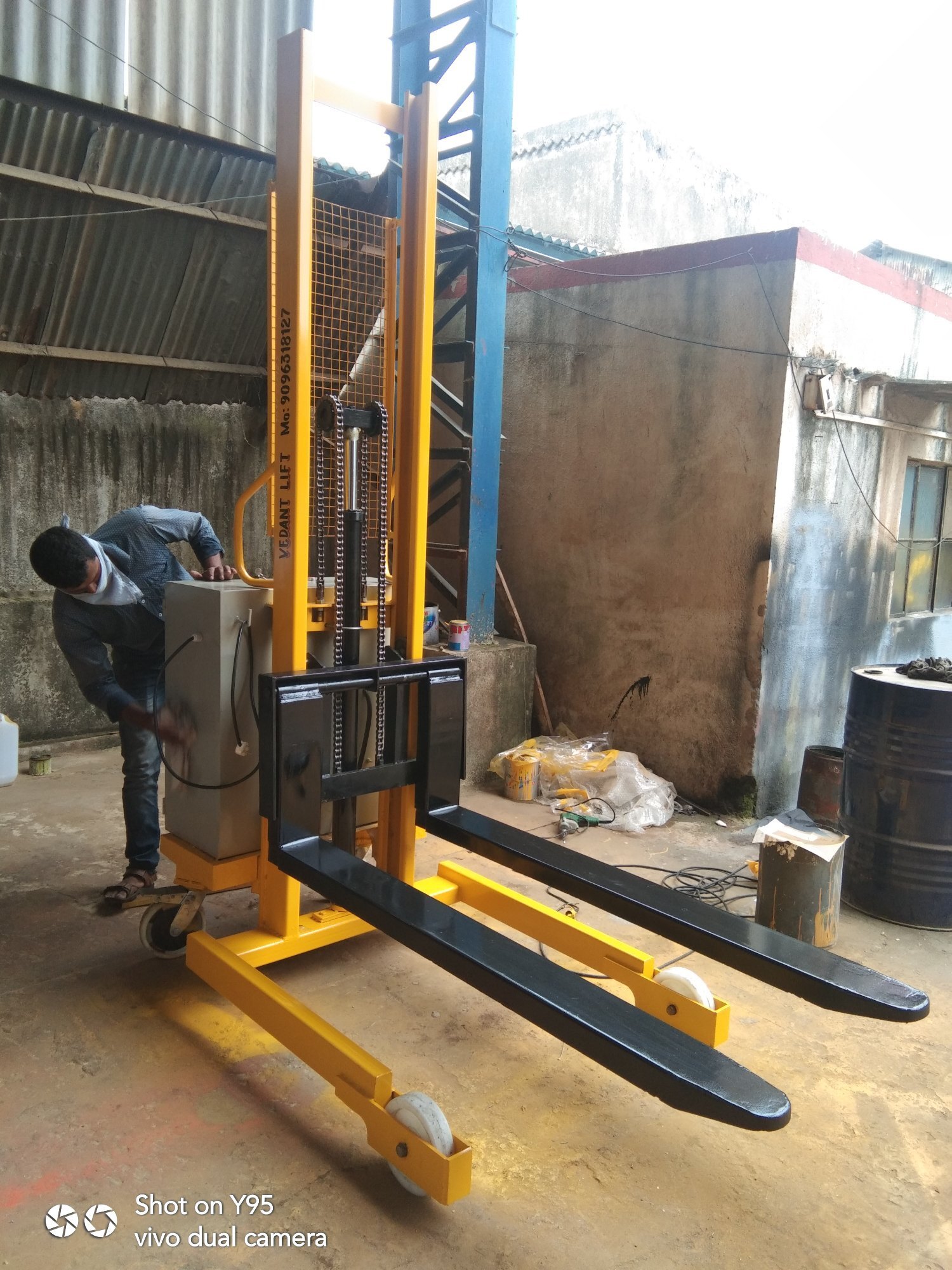 Material Handling Pallet Stacker - Attributes: Consume Less Power