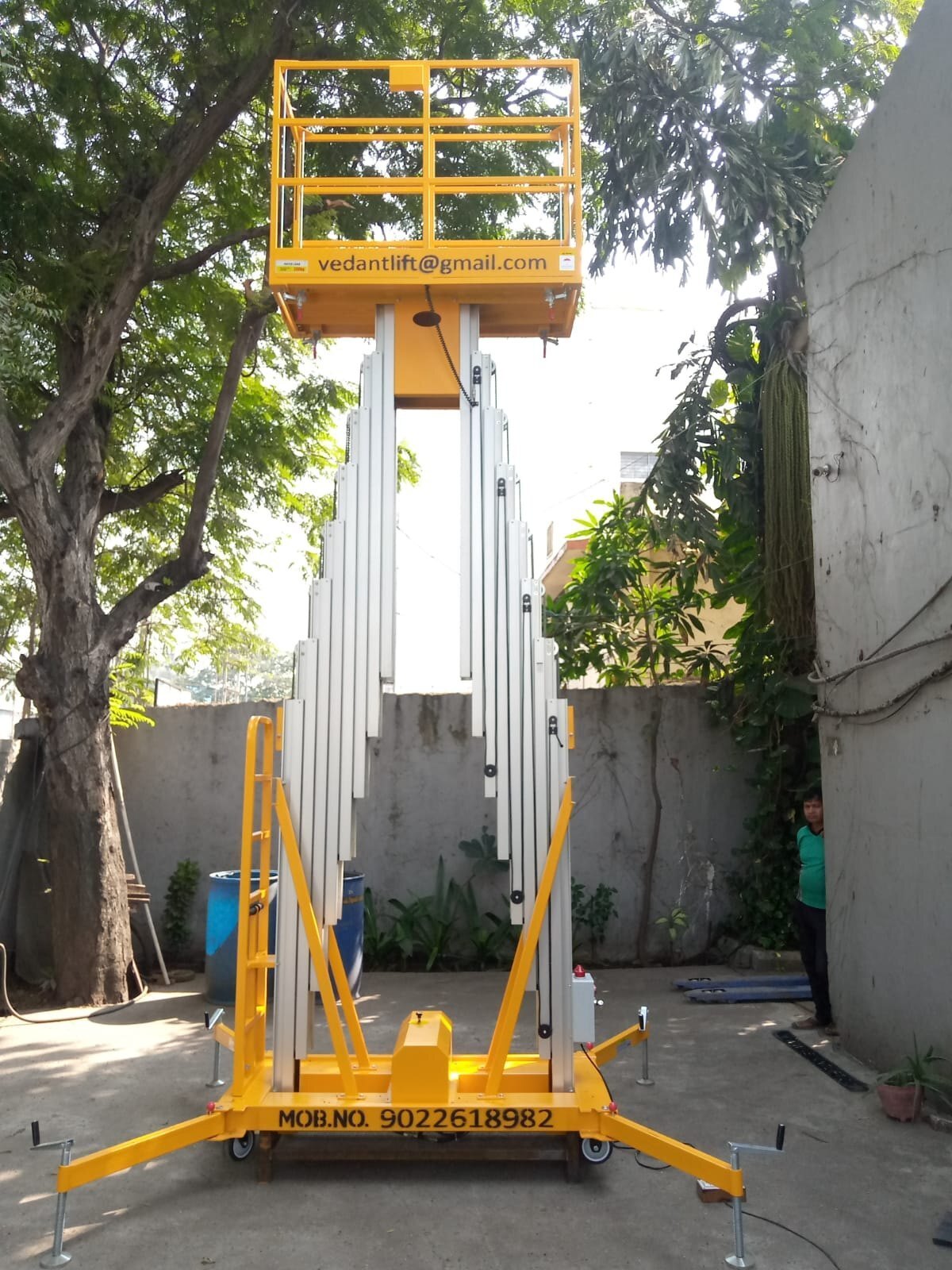 Aerial Platform Lift - Load Capacity: 200-250 Kilograms (Kg)