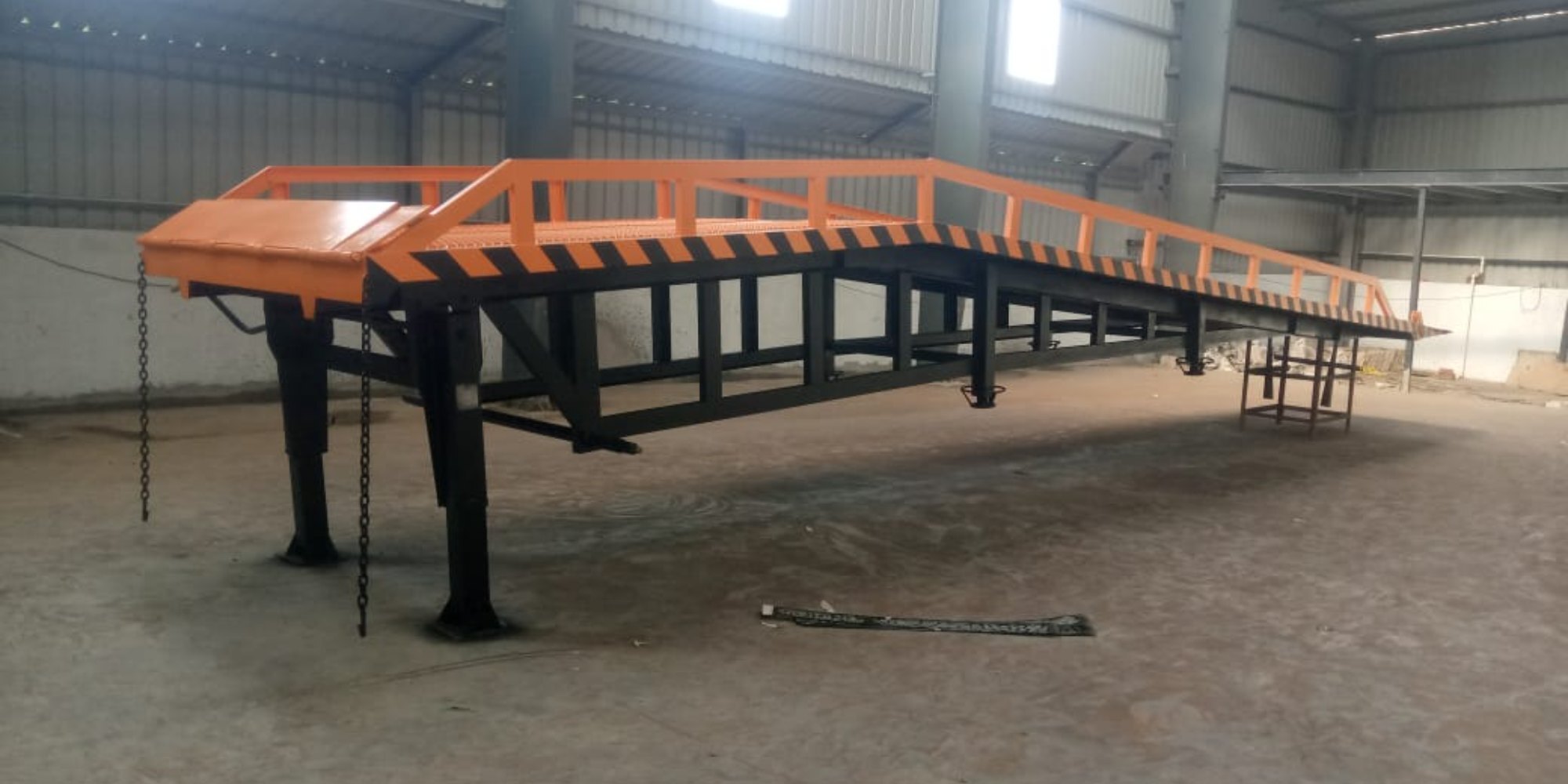 Vedant Lift Mobile Dock Ramp - Steel, 10 Ton Load Capacity, 7040 Mm Slope Length, 2100 Mm Width, 1600 Mm Max Lifting Height | Hydraulic Operation, Pneumatic Tyre 7.00-15