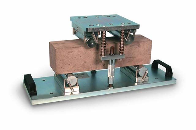 Flexural test devices for mortar beams