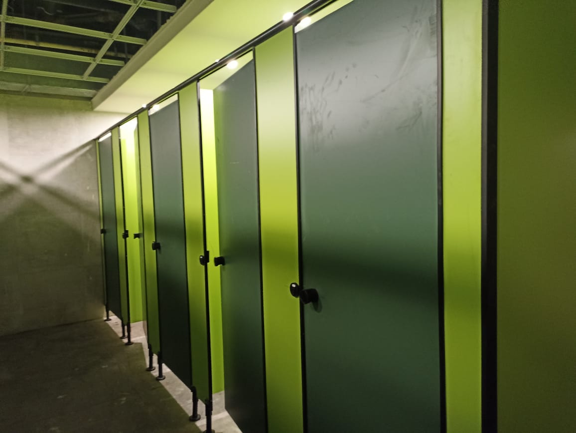 Hpl Compact Grade Laminate Toilet Partition System Rest Room Solution - Life Span: 10
