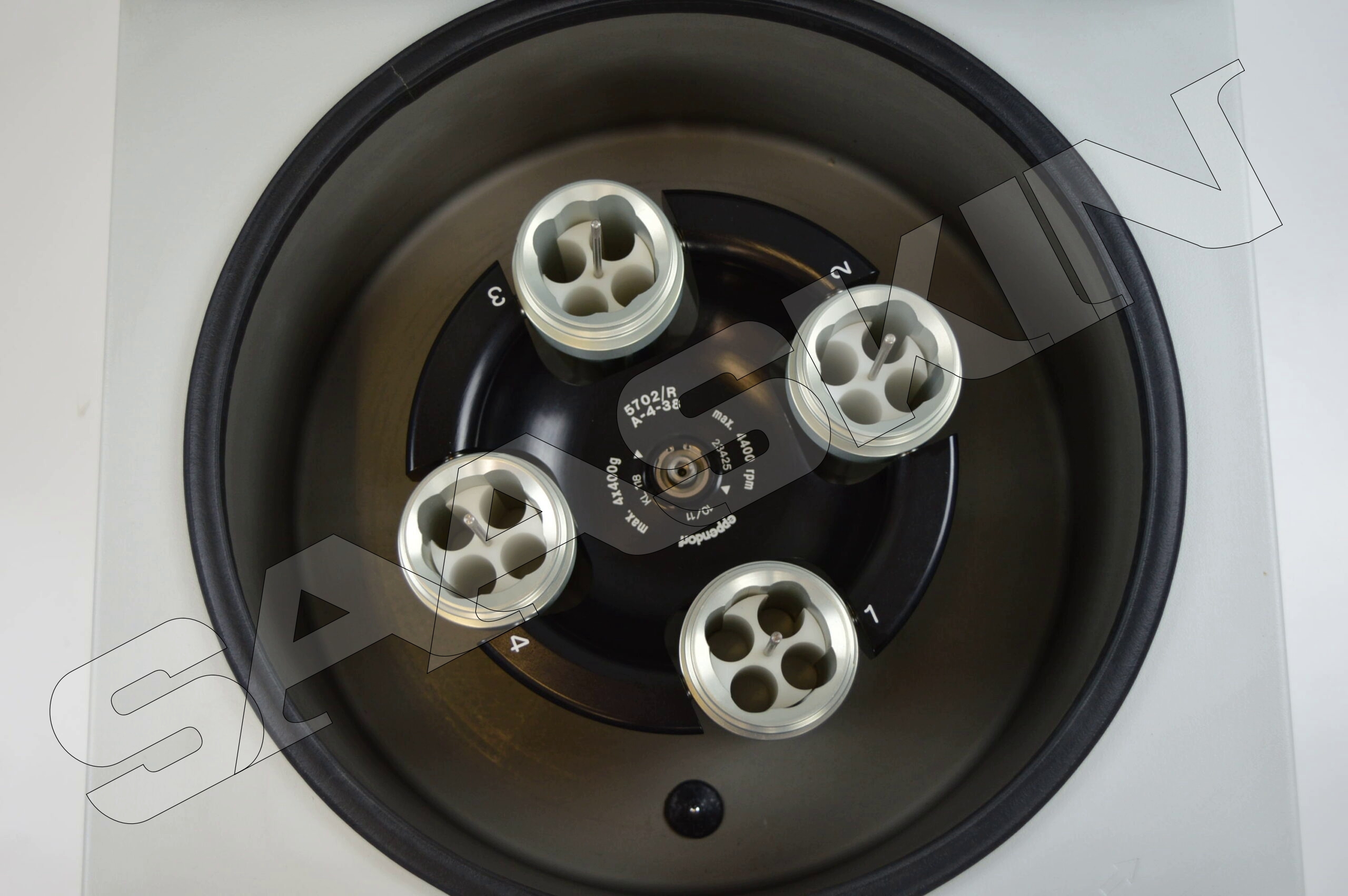 Eppendorf Centrifuge 5702 - Low-speed Centrifuge (Rotor A-4-38)