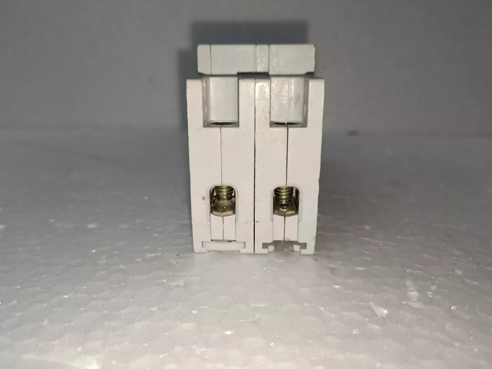 Siemens 5sq22 2pole 240415v C6 50hz Double Pole Circuit Breaker 6 Amp - Color: White