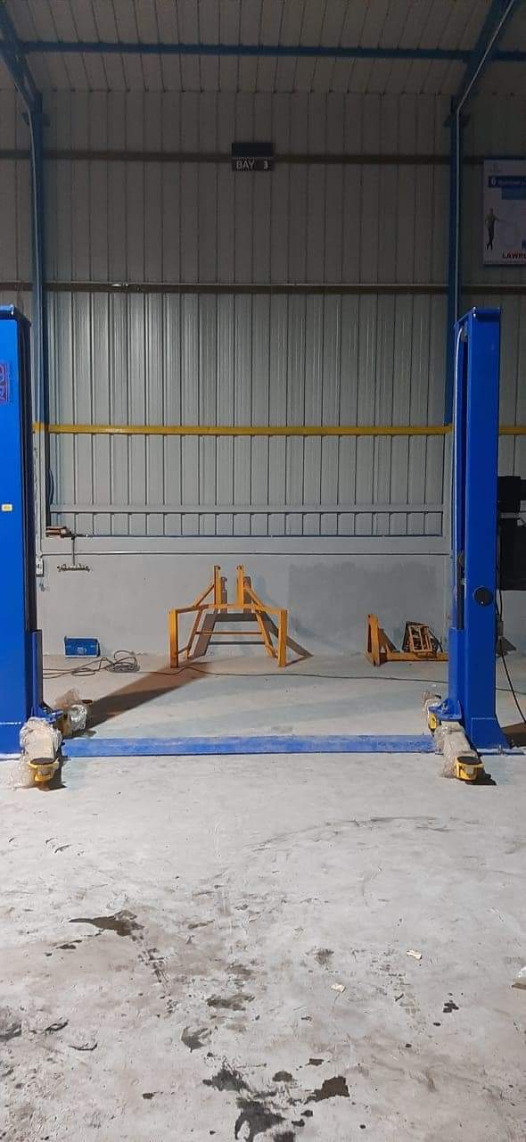 Two Post Car Lift - Lifting Capacity: 4 Tonne
