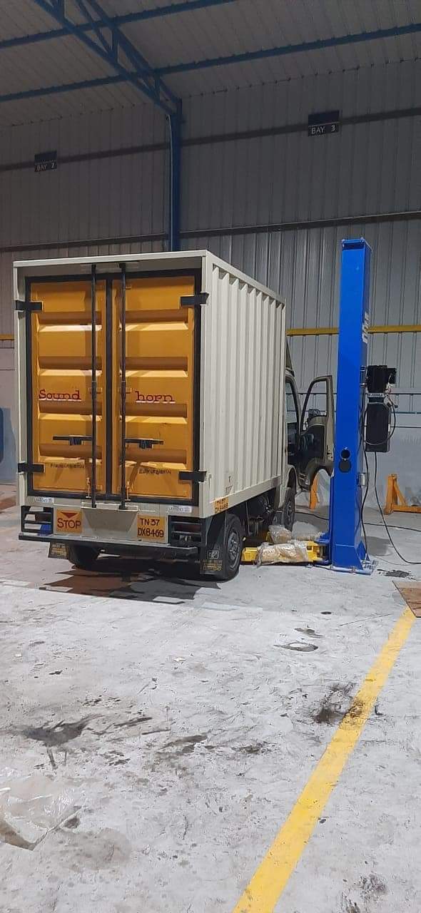 Two Post Car Lift - Lifting Capacity: 4 Tonne