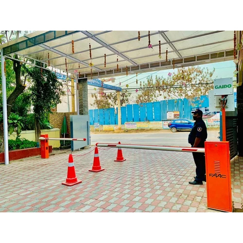 FAAC बूम बैरियर जिसमें RFID तकनीक है।