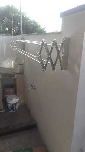 Wall mounted wet cloth drying hangers