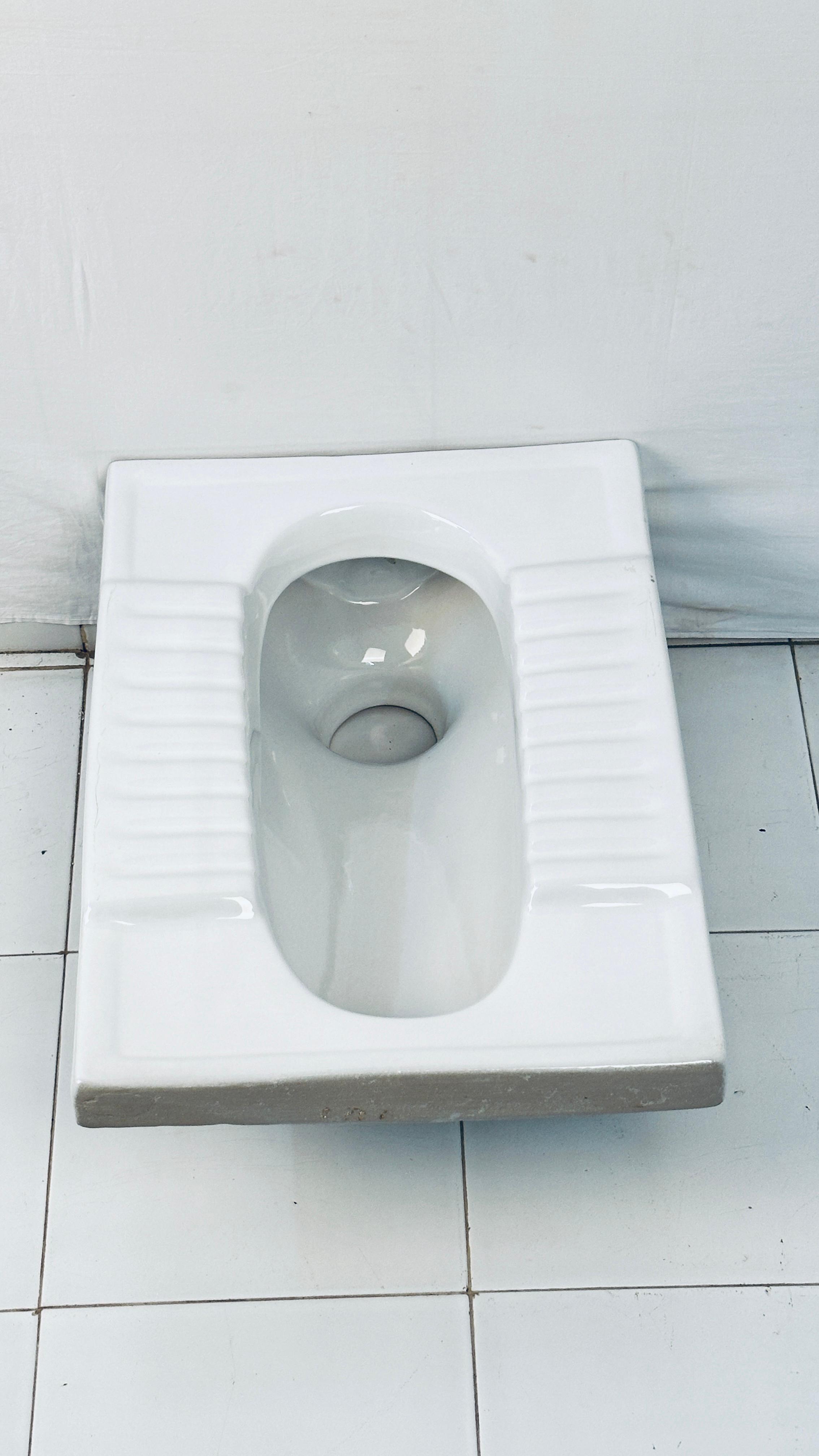White Ct Pan - Ceramic Material, Compact Design , Scratch Resistant And Easy To Maintain
