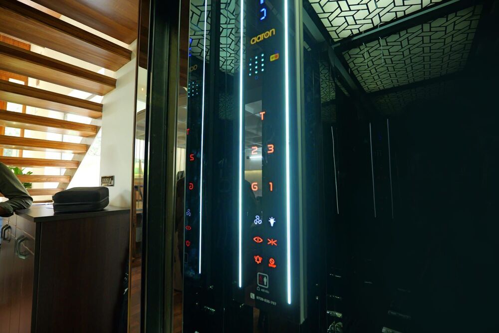 Passenger Elevators - Capacity: 408 Kg