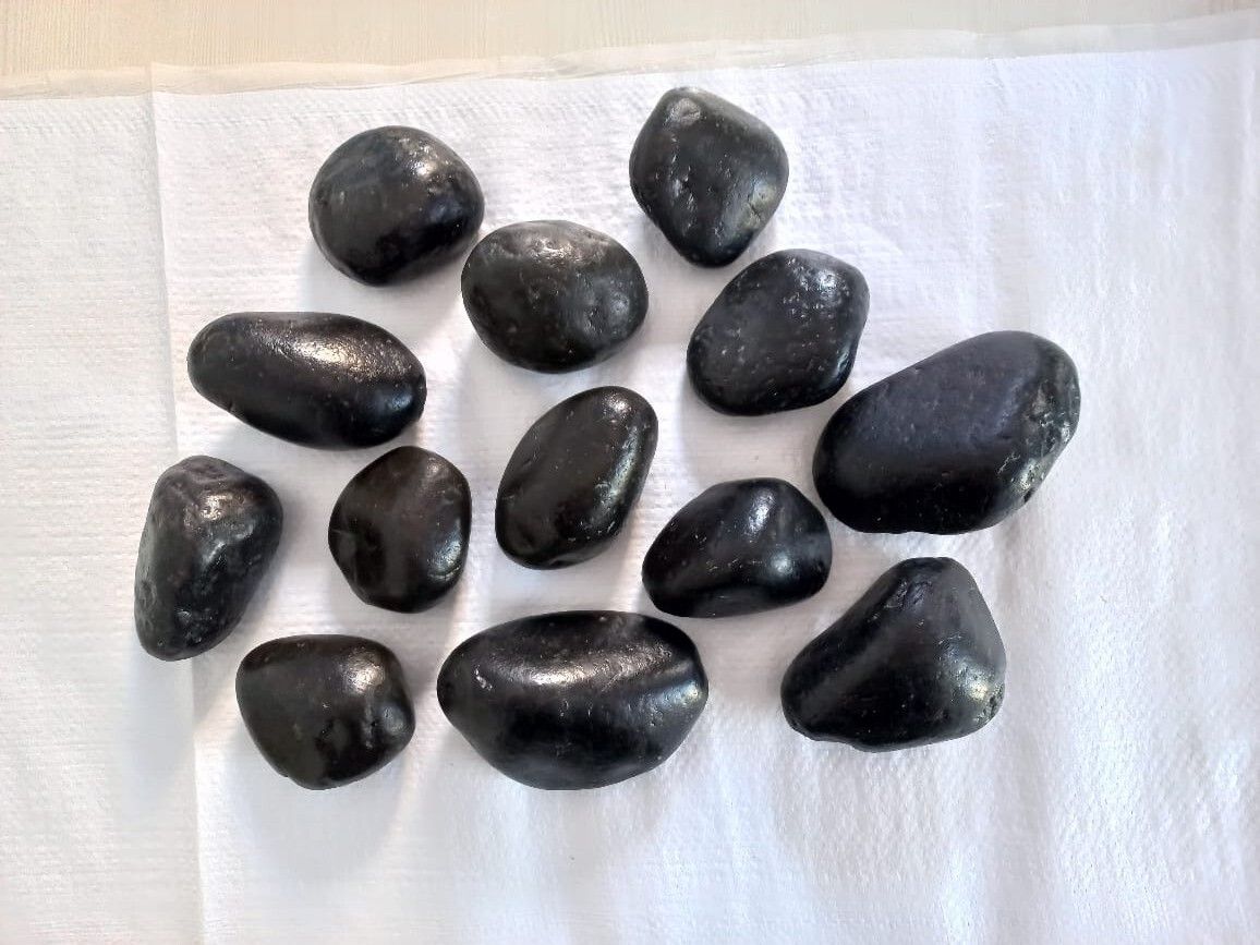 Black High Glossy Polished pebbles Polyurethane Coated Natural Pebble Stones landscaper