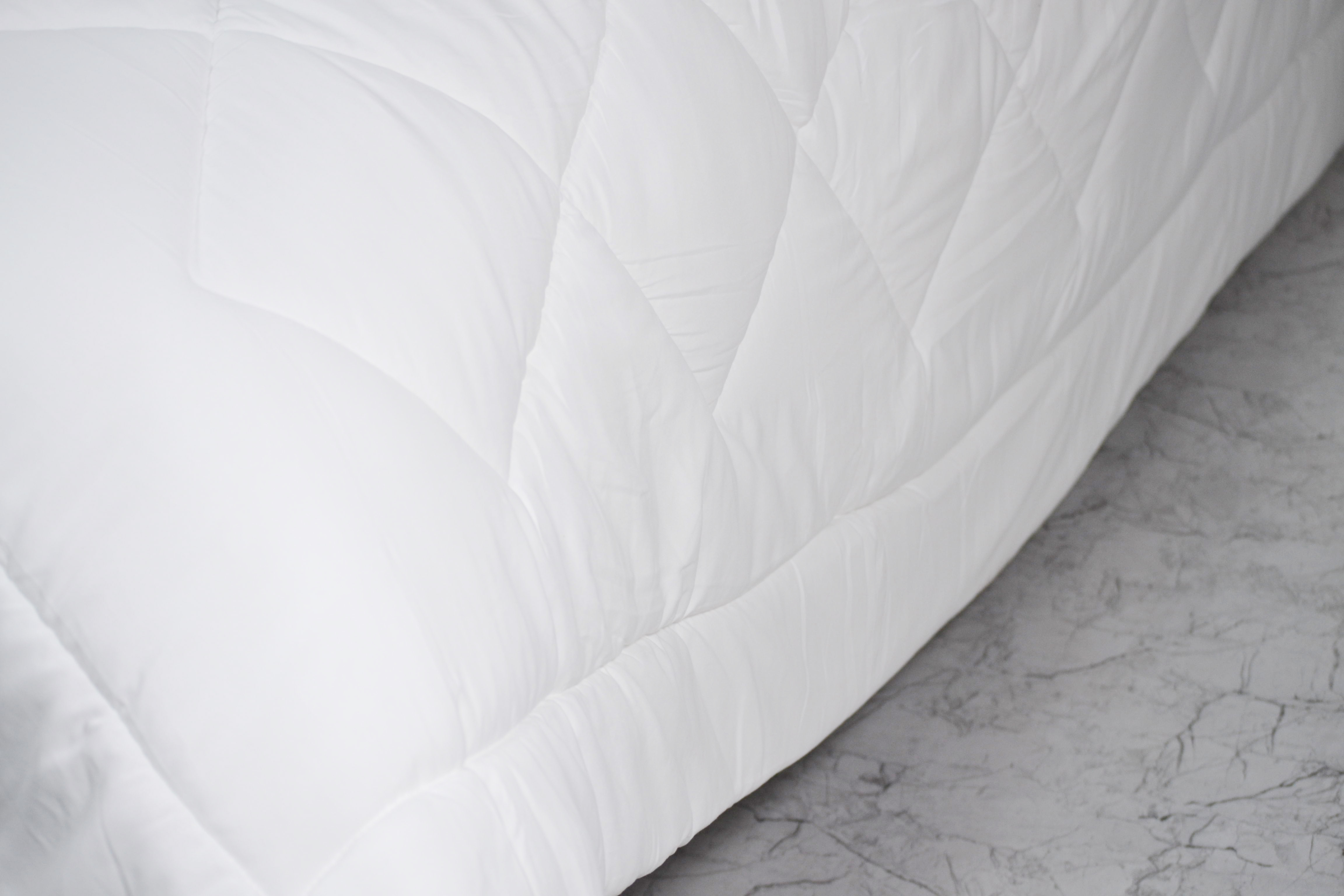 Hotel White Duvet Quilt - Material: 100% Polyester
