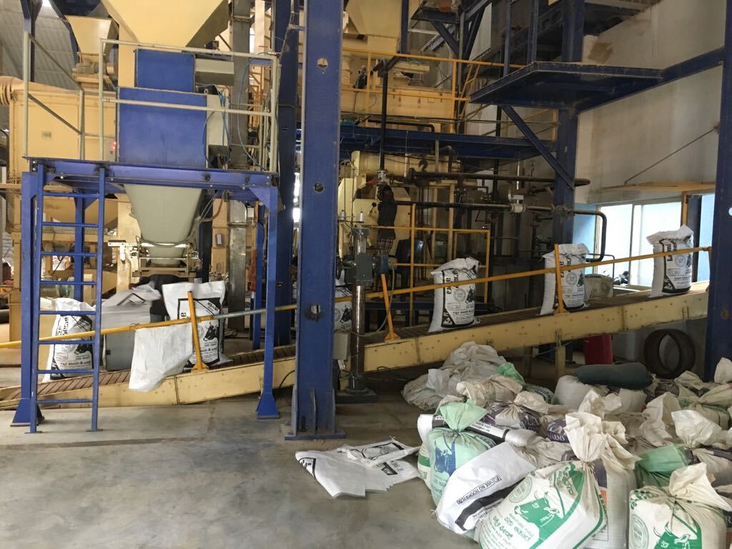 Gravity Feeder Type Bag Filling Machine - Electric Drive, Automatic Grade , Highly Efficient, Durable, Rust Proof, Human Machine Interface, 1 Year Warranty, Blue Color