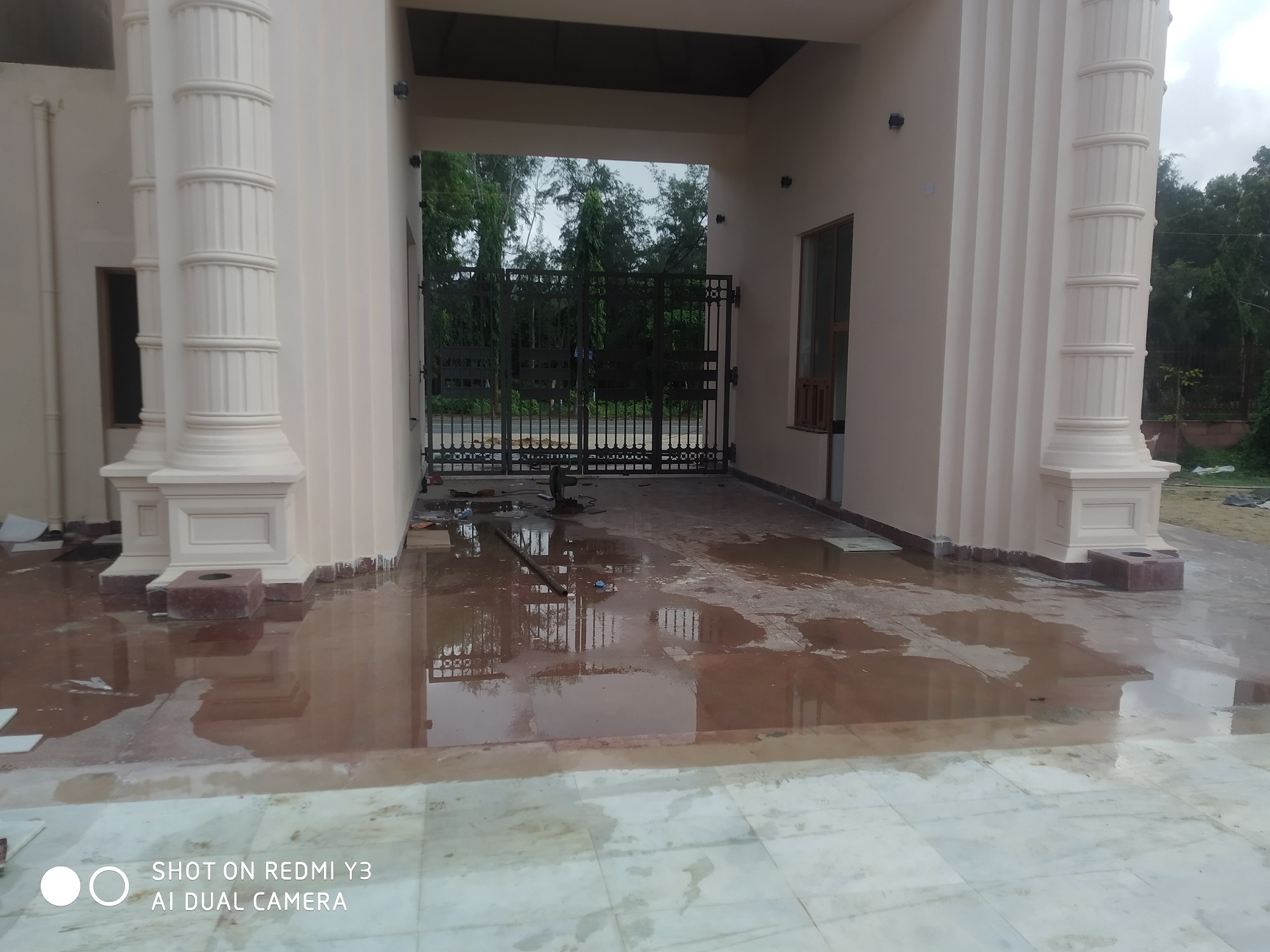 Decorative Ci Entrance Gate - Color: As Per Order
