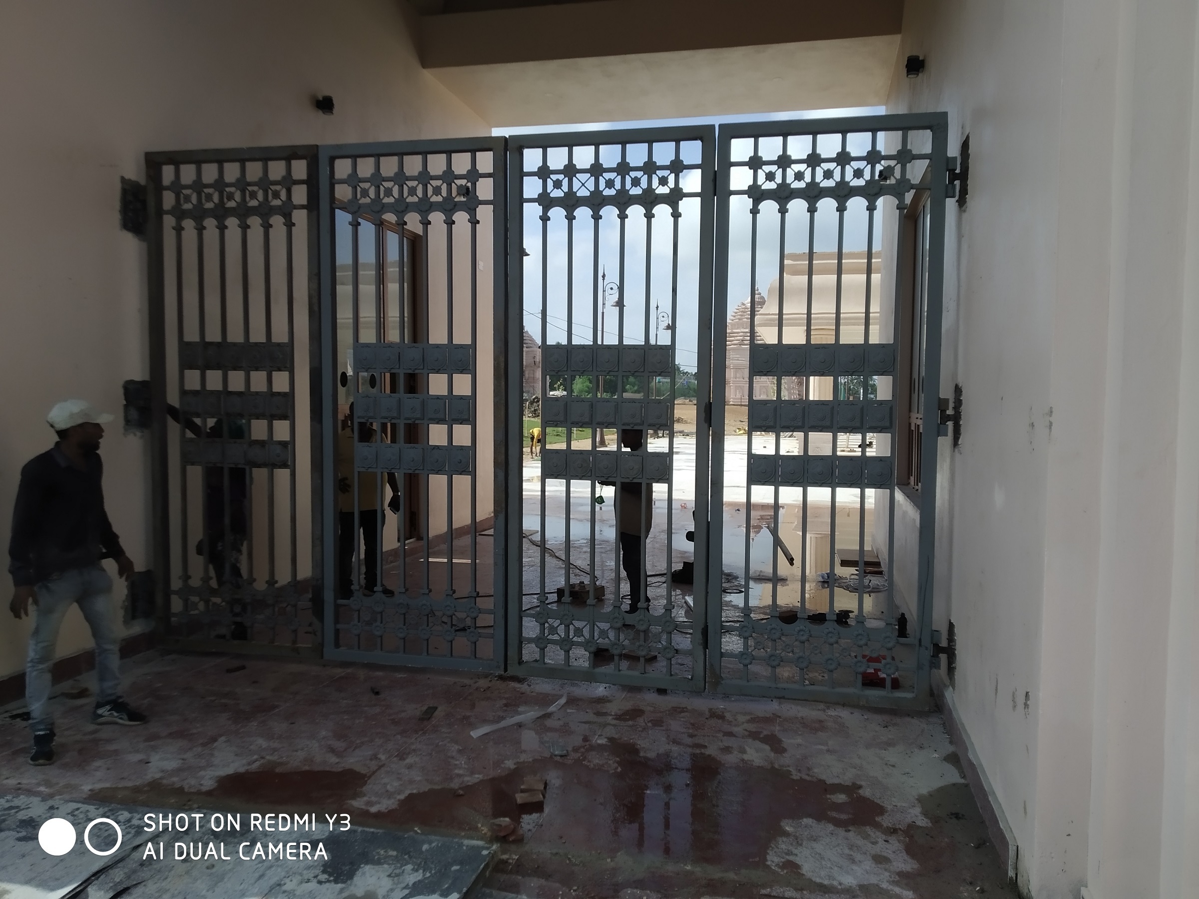 Decorative Ci Entrance Gate - Color: As Per Order