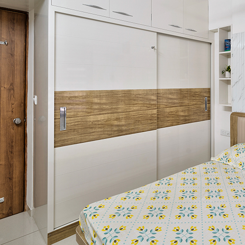 Designer Wooden Wardrobe - Finishing: Polished