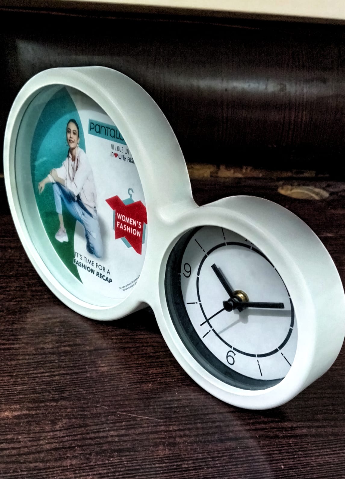 Customizable Table Clock - Color: White