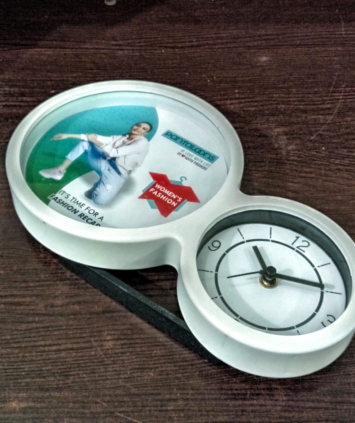 Customizable Table Clock - Color: White