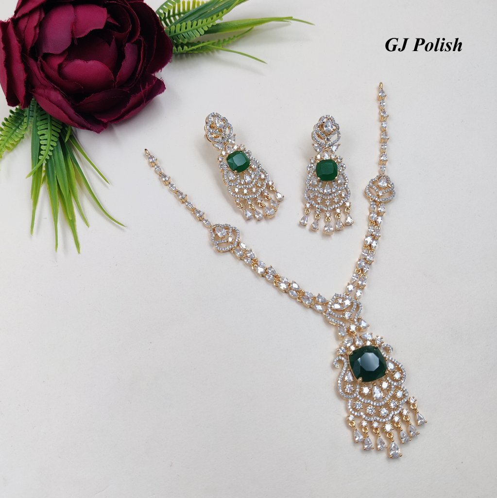 Sparkling & Sophisticated Ad Necklace With Stunning Earrings - Gender: Women