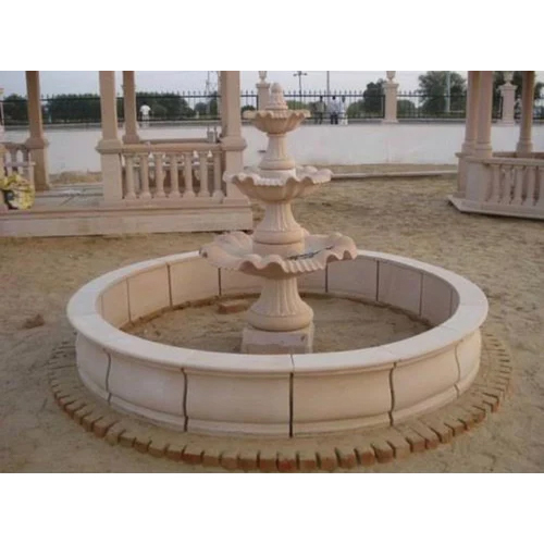 सज्जा के लिए बगीचे का फव्वारा