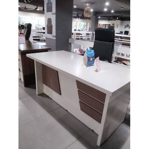 कार्यकारी टेबल