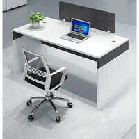 प्रबंधक कार्यालय के केबिन की मेजें