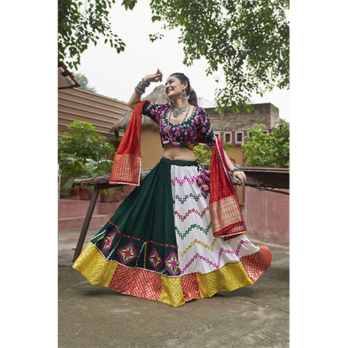 2452 NAVRATRI CHANIYA CHOLI
