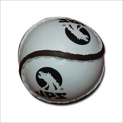 सफेद हर्लिंग गेंदें