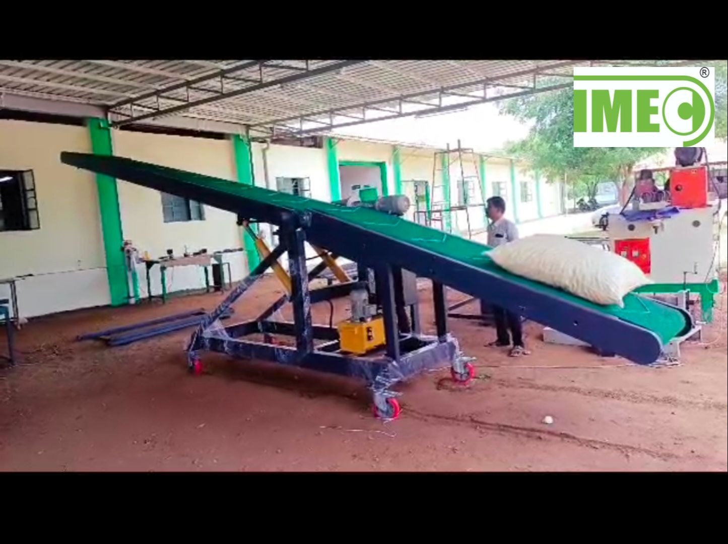 Bag Stacking Conveyor - Load Capacity: 100 Kilograms (Kg)