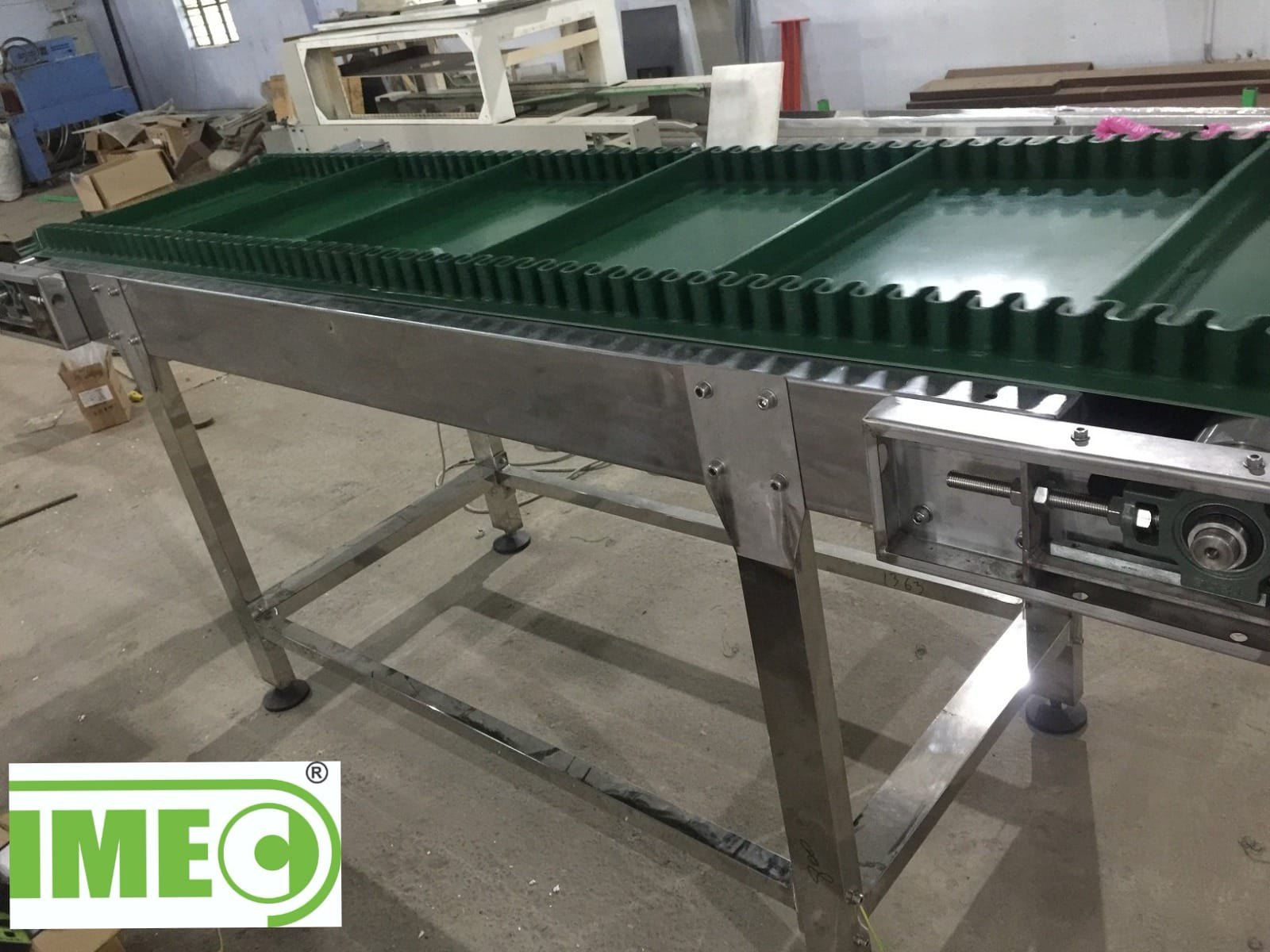 Cleat With Side Wall Conveyor